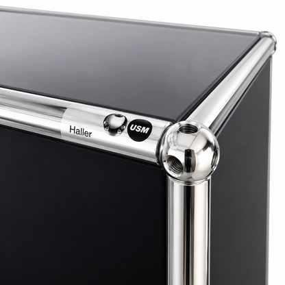 USM Haller Sideboard in Anthrazit mit charakteristischem verchromtem Stahlrohrrahmen und Verbindungskugel.