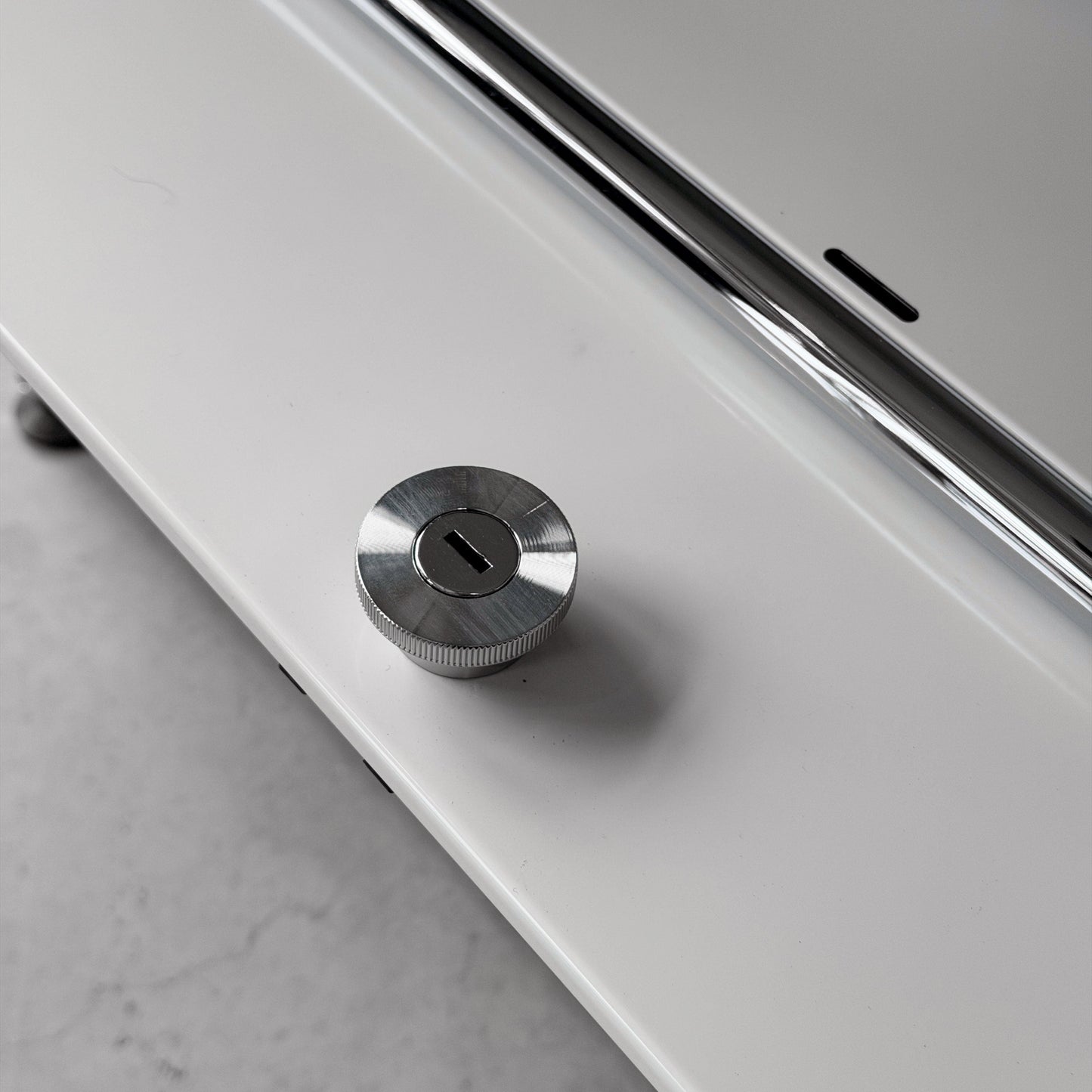 USM Haller 1x2 Sideboard in lichtgrau mit verchromtem Schloss und Griff.