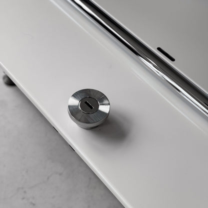 USM Haller 1x2 Sideboard in lichtgrau mit verchromtem Schloss und Griff.
