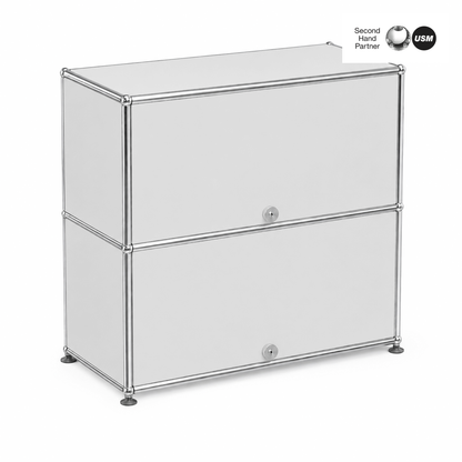 USM Haller 1x2 Sideboard in lichtgrau with two drawers and chrome frame.