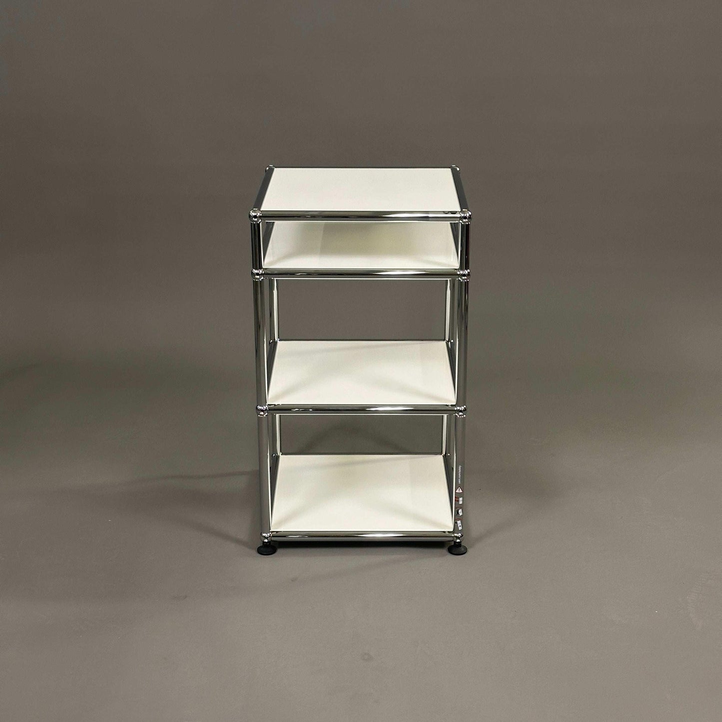 USM Haller 1x3 Beistelltisch weiß mit drei offenen Fächern und verchromtem Gestell, 64x38x38 cm, neuwertiger Zustand
