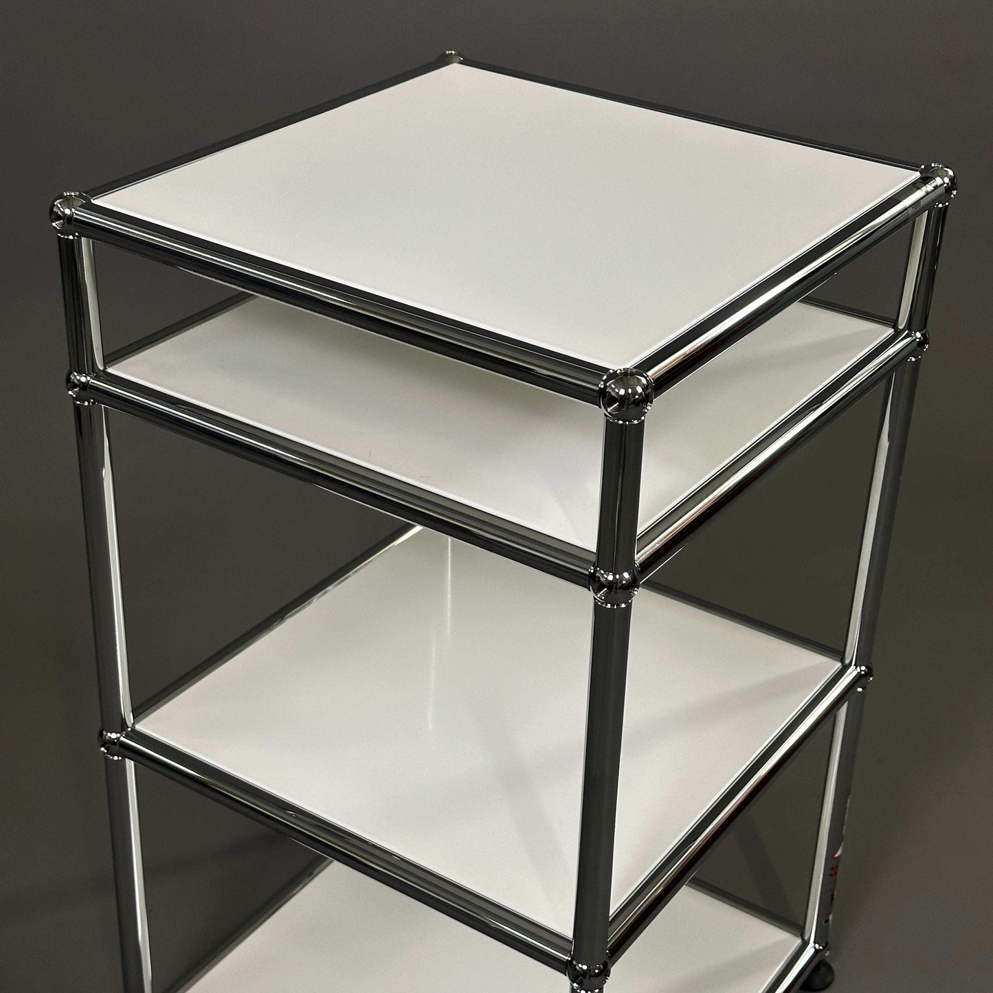 USM Haller 1x3 Beistelltisch in weiß mit offenem Design und Chromrahmen, 64x38x38 cm, neuwertig