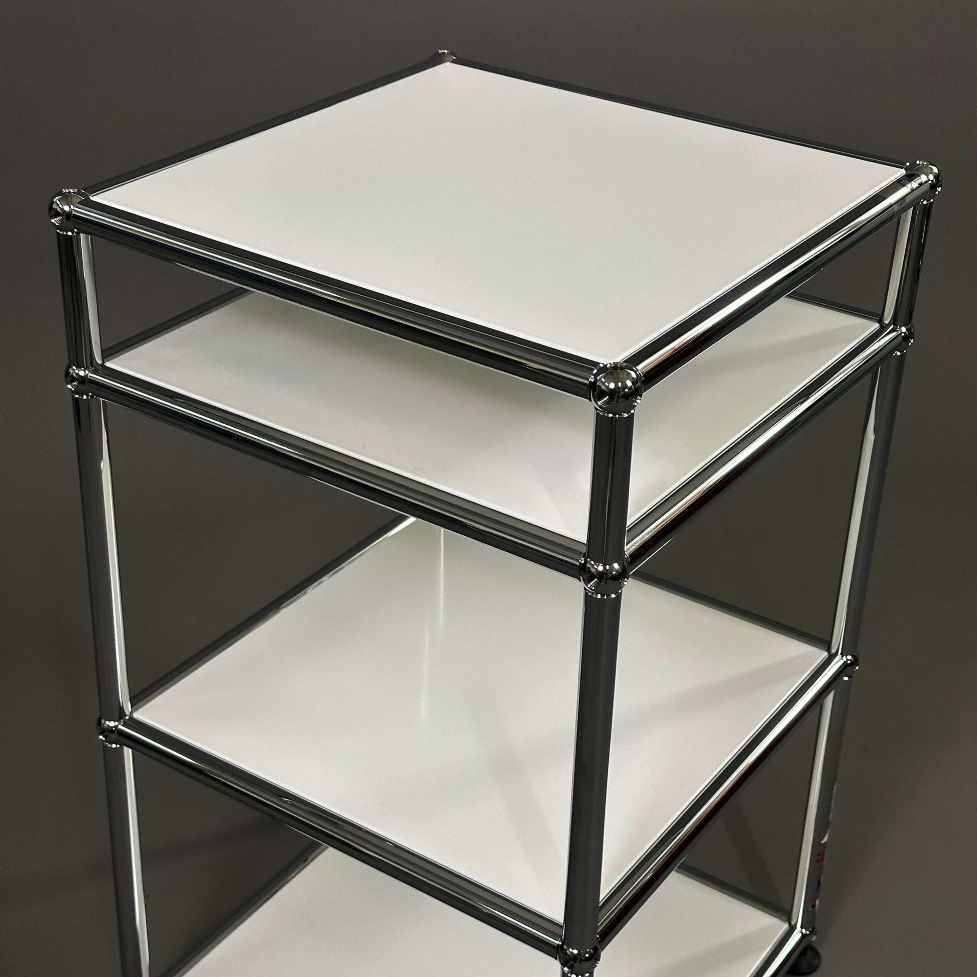 USM Haller 1x3 Beistelltisch in weiß mit offenem Design und Chromrahmen, 64x38x38 cm, neuwertig