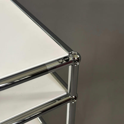 USM Haller 1x3 Beistelltisch weiß mit Chromrahmen und offenem Sideboard Design