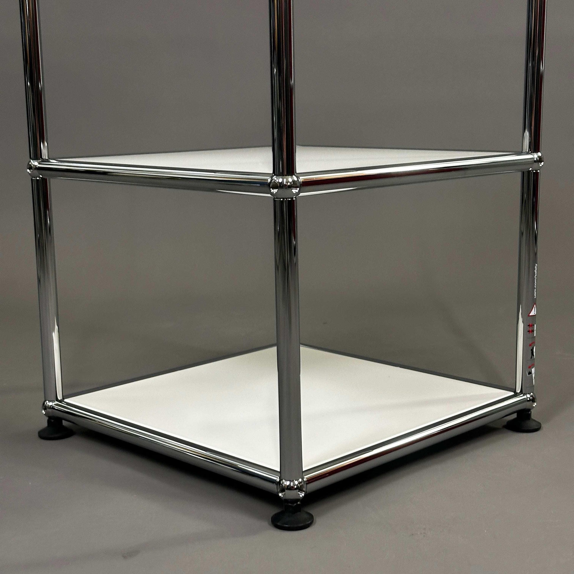 USM Haller 1x3 Beistelltisch weiß mit Chromrahmen und offenen Fächern, 64x38x38 cm, exzellenter Zustand