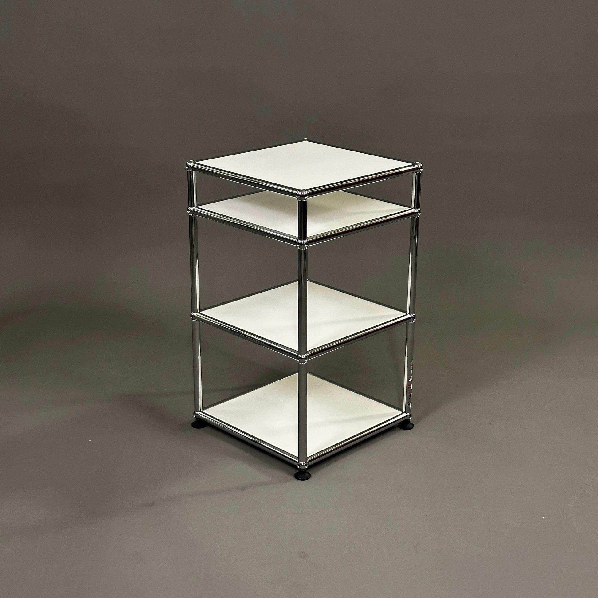 USM Haller 1x3 weißer Beistelltisch mit offenem Sideboard und Metallrahmen, 64x38x38 cm