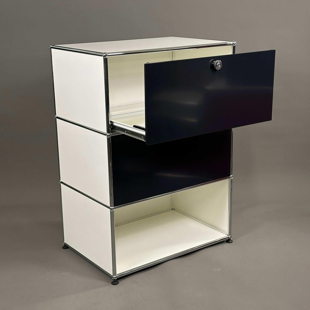 USM Haller | Highboard 1x3 | Ausziehtüren, Kippsicherung | 74x109x53 cm | Weiß, Schwarz | Gebrauchte Büromöbel