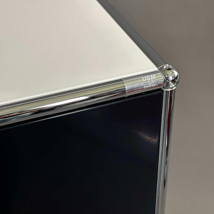 USM Haller Highboard 1x3 weiß schwarz Detailaufnahme Chromrahmen Kunststofffront