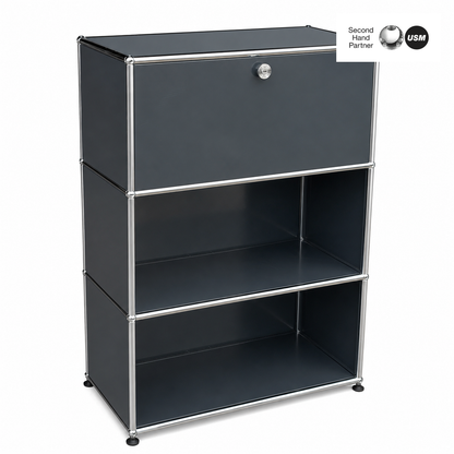 USM Haller 1x3 Highboard in anthrazitgrau mit einer Klappe und zwei offenen Fächern.