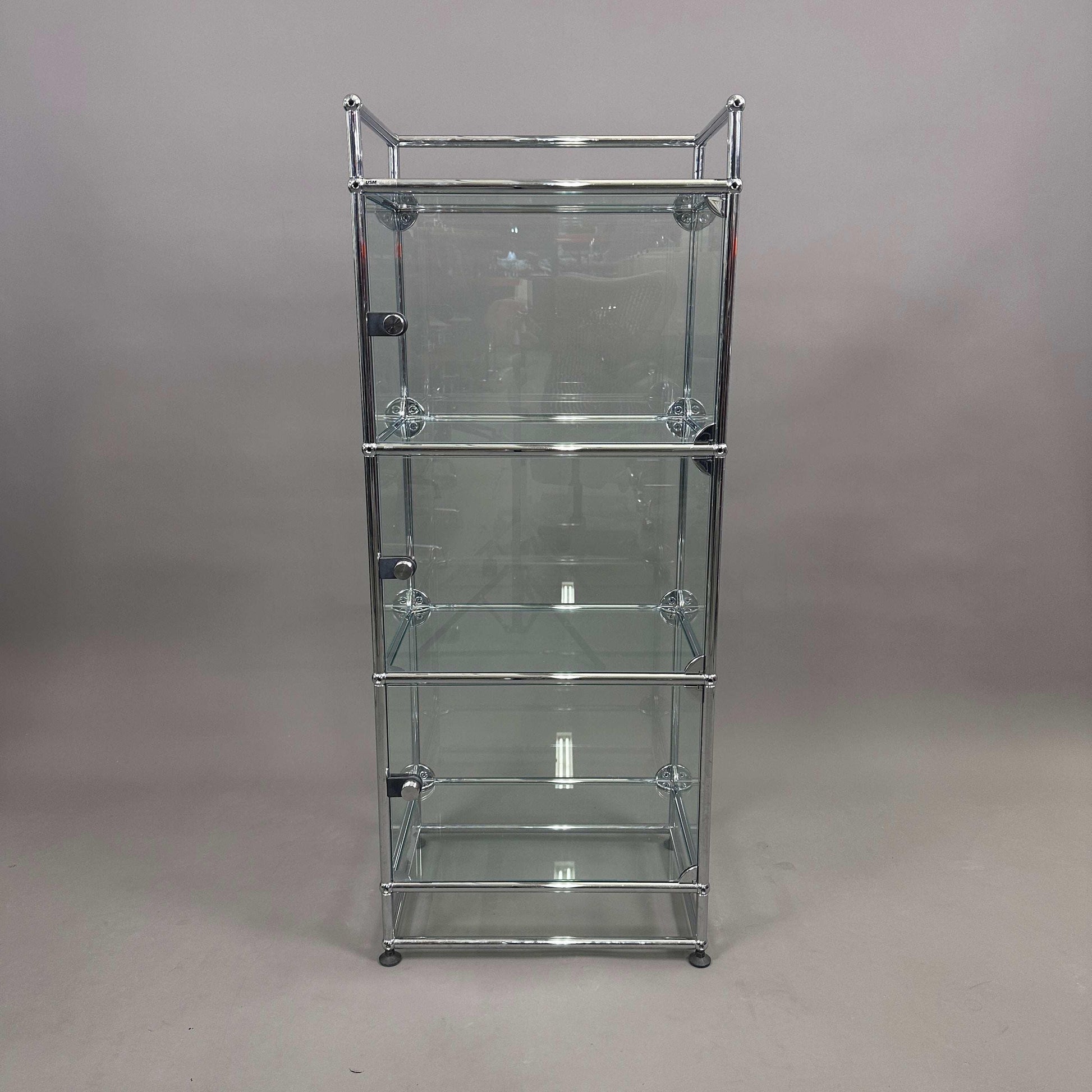 USM Haller 1x5 Glasvitrine Highboard mit drei Glastüren in modernem Design, 129x53x38 cm