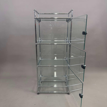 USM Haller Glasvitrine 1x5 Highboard mit drei Glastüren und Chromrahmen, Maße 129x53x38 cm