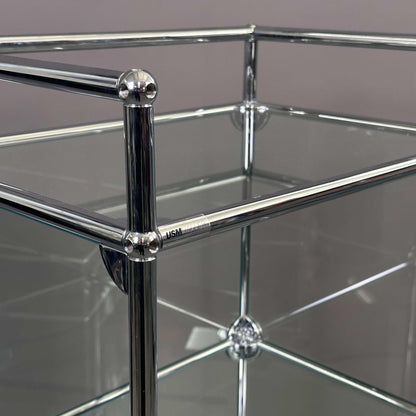 USM Haller Highboard 1x5 Glasvitrine mit drei Türen aus Glas und Chromrahmen, 129x53x38 cm