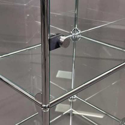 USM Haller 1x5 Glasvitrine Highboard mit drei Glastüren und verchromtem Stahlrahmen in klarer Glasoptik, 129x53x38 cm