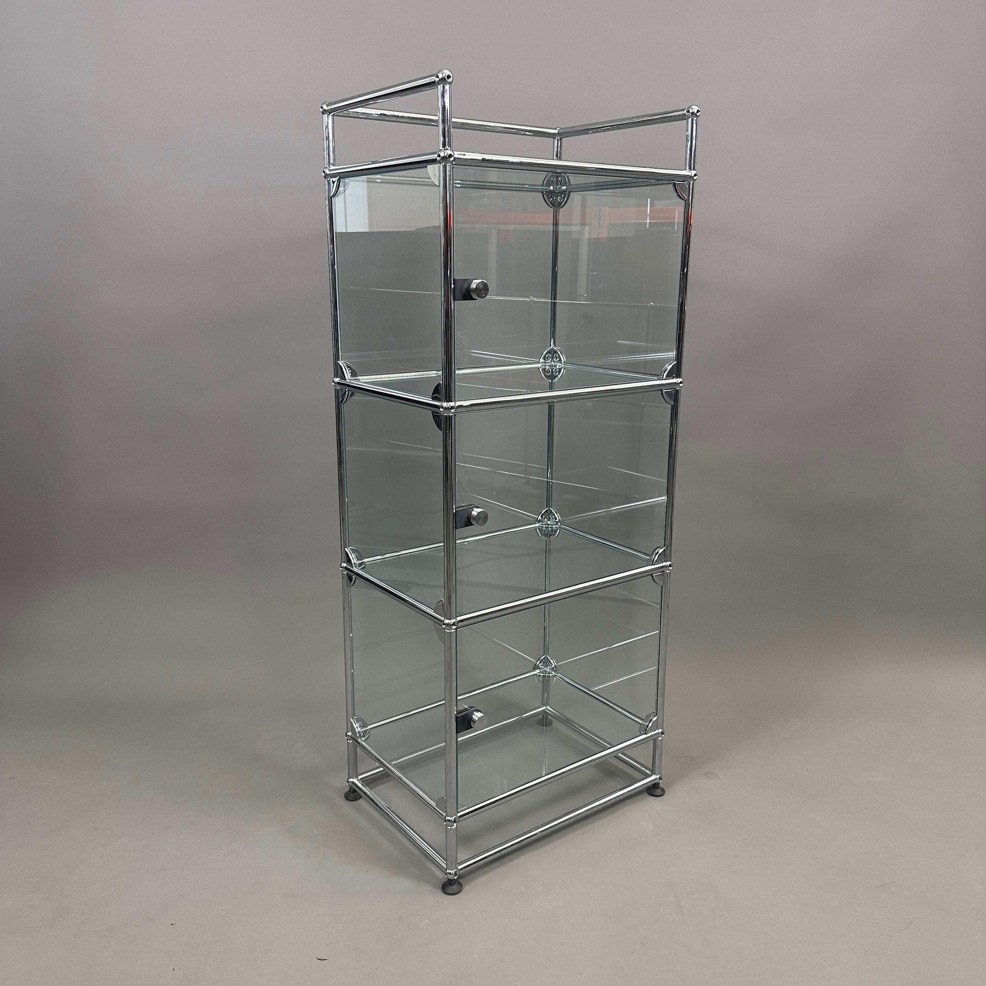 USM Haller 1x5 Glasvitrine Highboard mit drei Glastüren und Metallrahmen, 129x53x38 cm, transparente Glasvitrine
