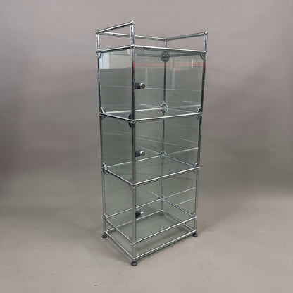 USM Haller 1x5 Glasvitrine Highboard mit drei Glastüren und Metallrahmen, 129x53x38 cm, transparente Glasvitrine