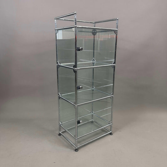 USM Haller 1x5 Glasvitrine Highboard mit drei Glastüren und Metallrahmen, 129x53x38 cm, transparente Glasvitrine