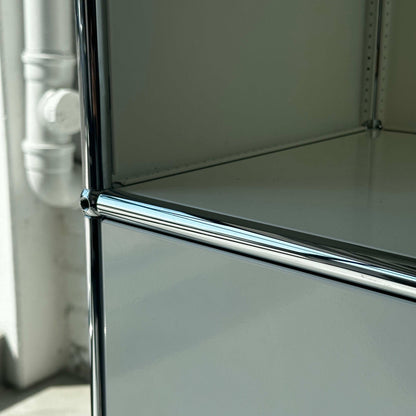 USM Haller 1x6 Highboard weiß mit 3 Klappen und chromfarbenem Rahmen detailansicht