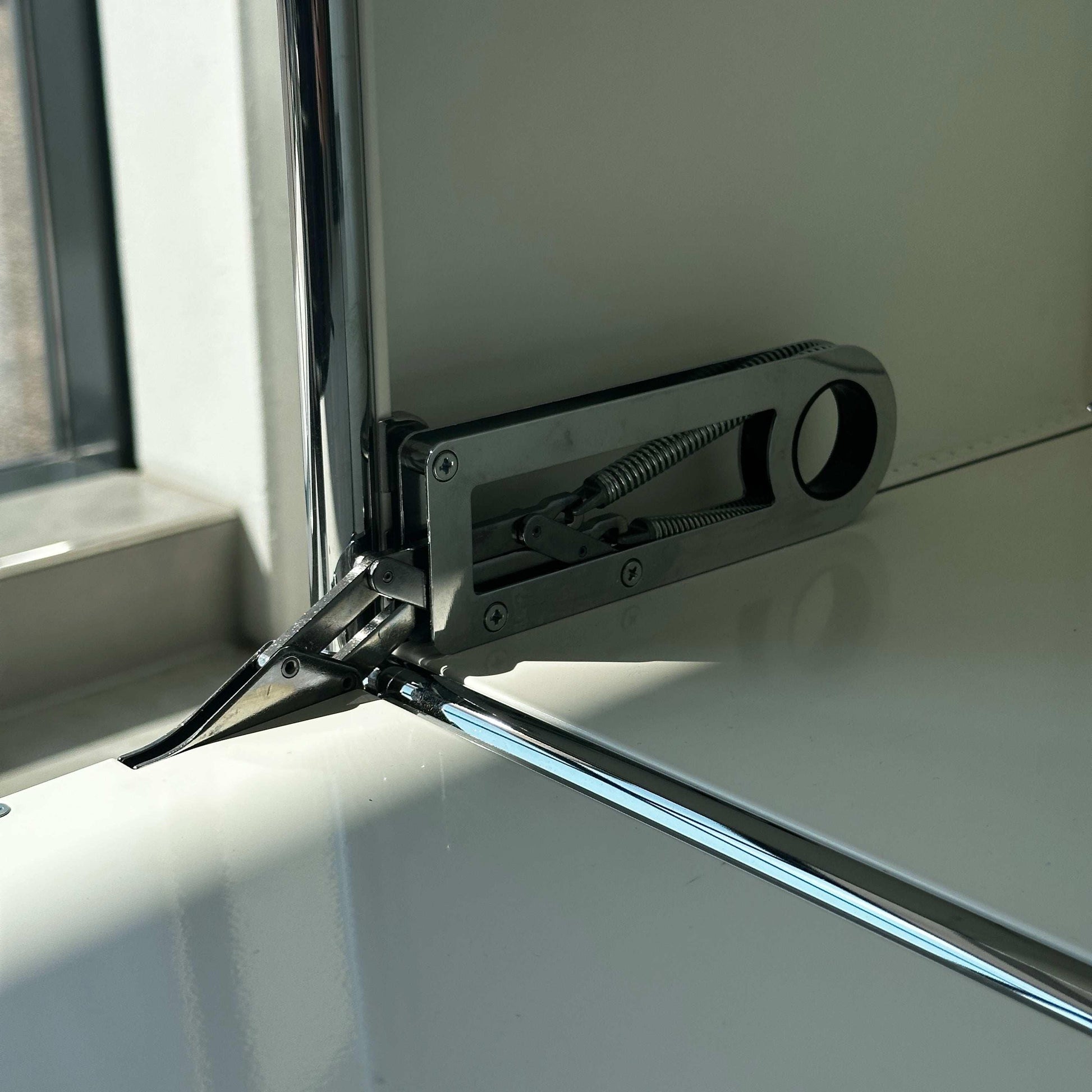 USM Haller 1x6 Highboard weiß mit Detailaufnahme des Klappmechanismus aus Metall