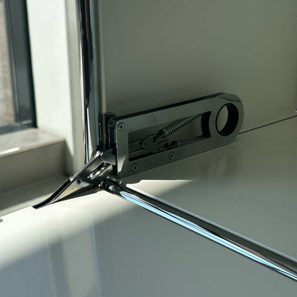 USM Haller 1x6 Highboard weiß mit Detailaufnahme des Klappmechanismus aus Metall