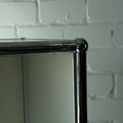 USM Haller 1x6 Highboard weiß mit drei Klappen und verchromtem Rahmen vor weißer Ziegelwand