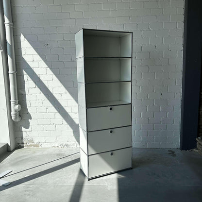 USM Haller 1x6 Highboard weiß mit 3 Klappen und offenen Fächern in minimalistischem Design