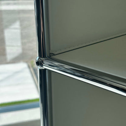 weißes offenes USM Haller 1x6 Highboard mit chromfarbenem Stahlrahmen