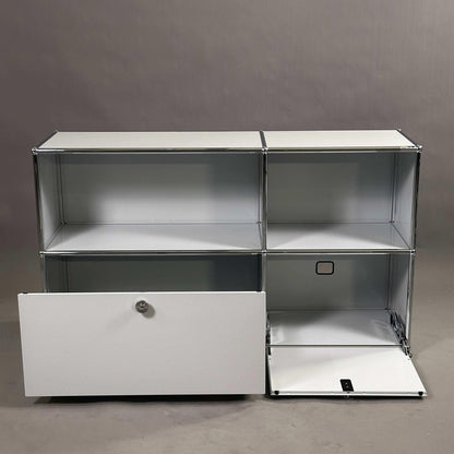 USM Haller lichtgraues 2x2 Sideboard mit Schublade, Klappe und Kabeldurchlass, 127x74x38 cm