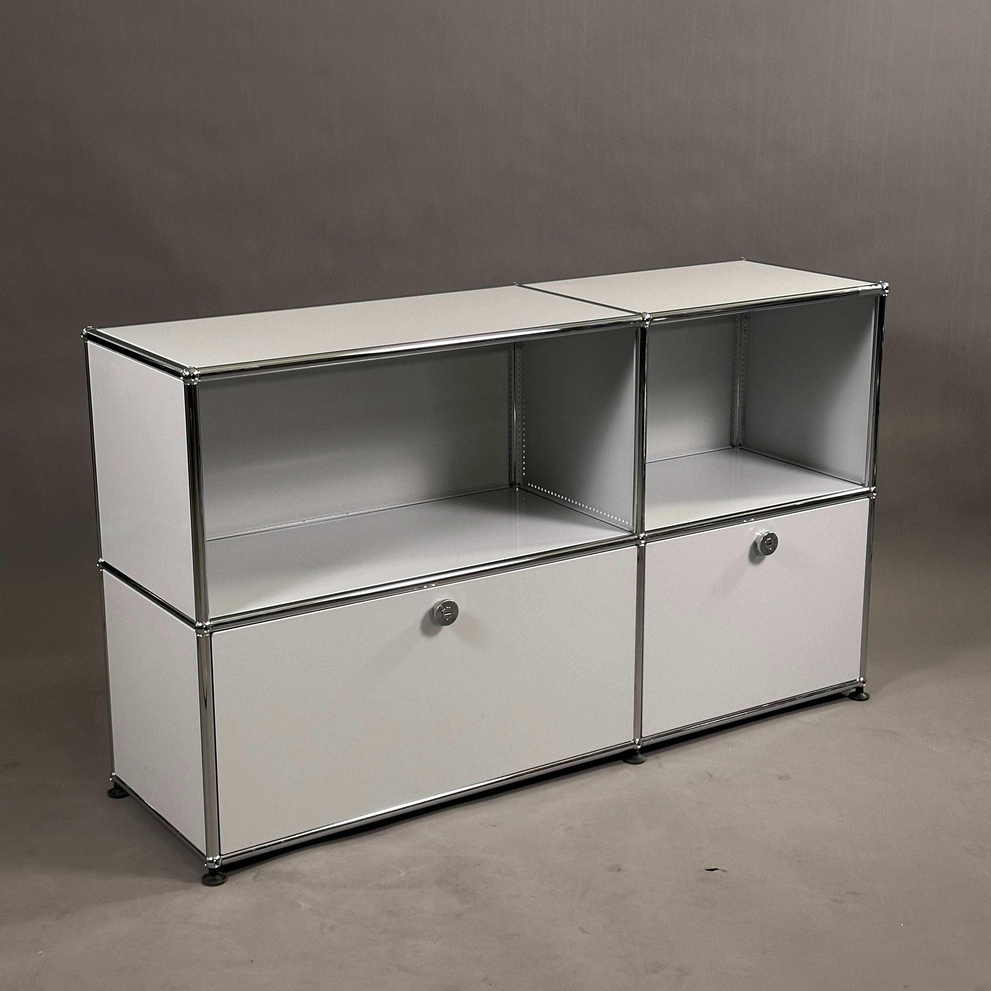 USM Haller 2x2 Sideboard TV-Board in lichtgrau mit Schublade und Klappe, 127x74x38 cm