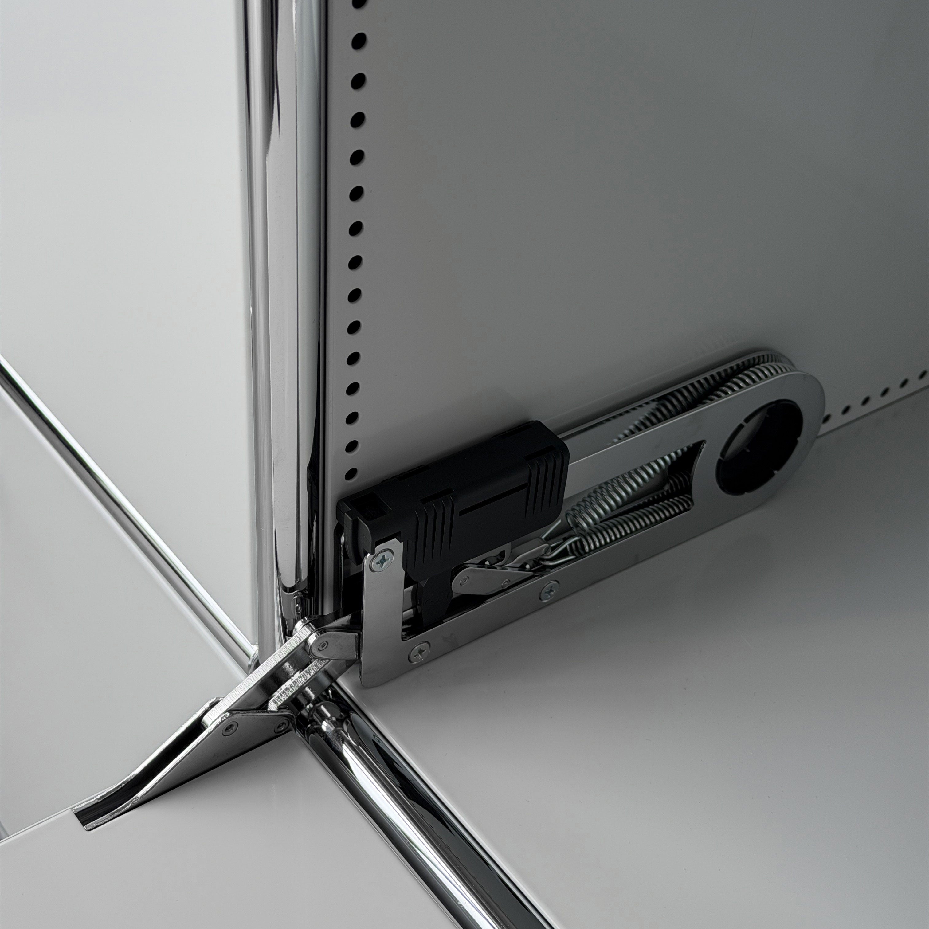 USM Haller 2x2 Sideboard in lichtgrau mit Softclose-Klappenmechanismus und Chromgestell.