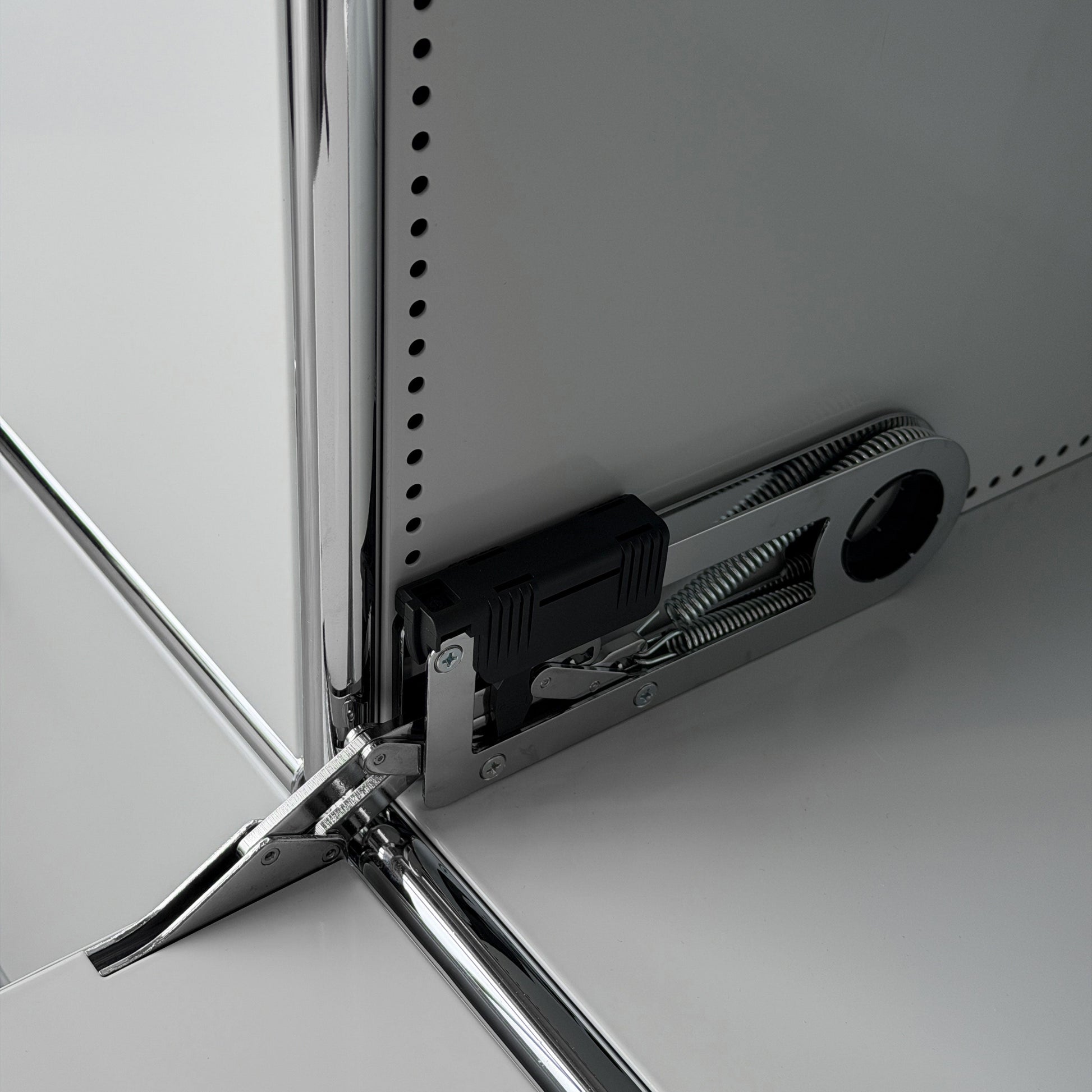 USM Haller 2x2 Sideboard in lichtgrau mit Softclose-Klappenmechanismus und Chromgestell.