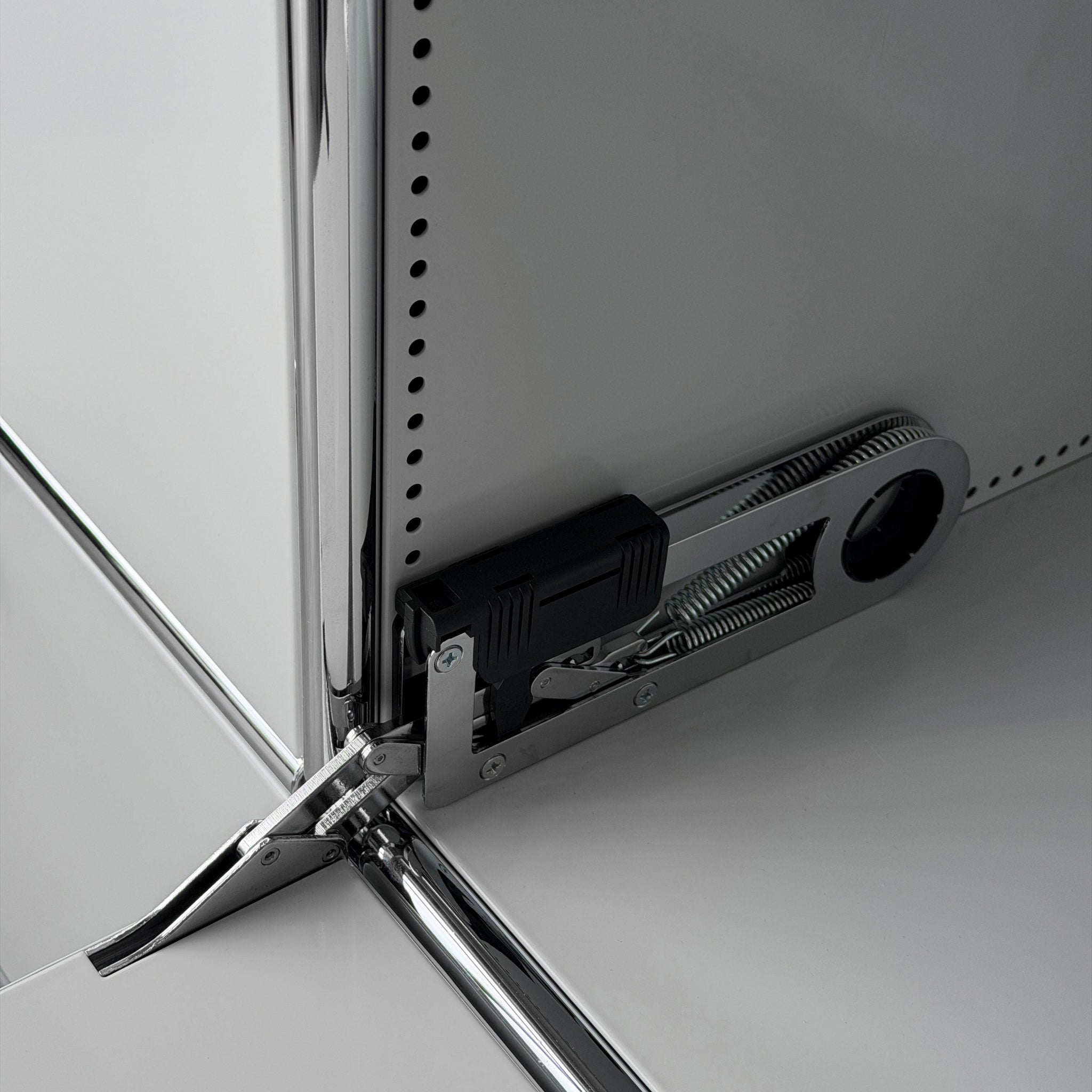 USM Haller 2x2 Sideboard in lichtgrau mit Softclose-Klappenmechanismus und Chromgestell.