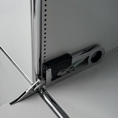 USM Haller 2x2 Sideboard in lichtgrau mit Softclose-Klappenmechanismus und Chromgestell.