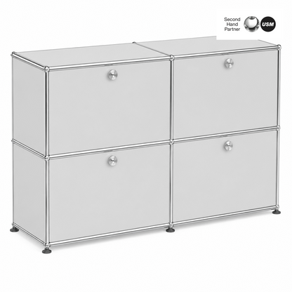 USM Haller 2x2 Sideboard in lichtgrau mit 4 Klappen, Softclose und Chromrahmen.
