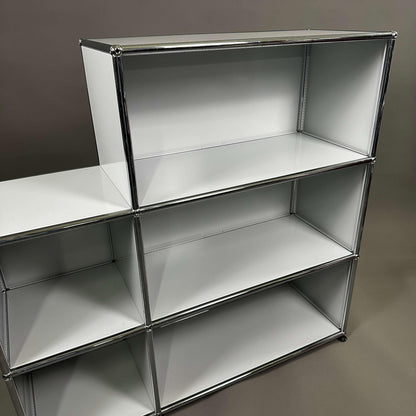 USM Haller 2x3 Highboard in lichtgrau mit Metallrahmen und fünf offenen Fächern, Maße 113x109x38 cm
