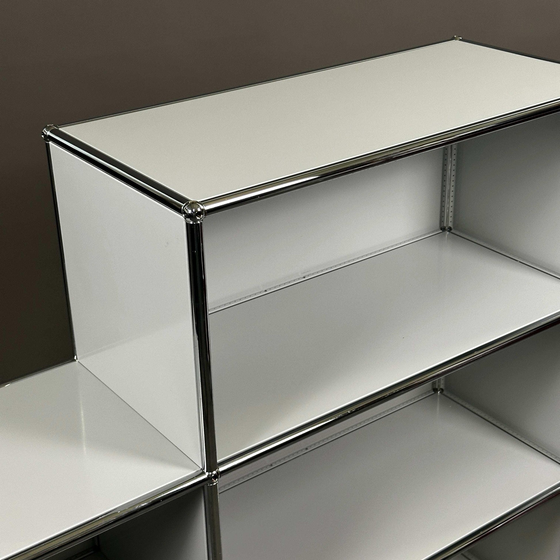 USM Haller Highboard 2x3 lichtgrau mit glänzenden Metallrahmen und offenem Regaldesign