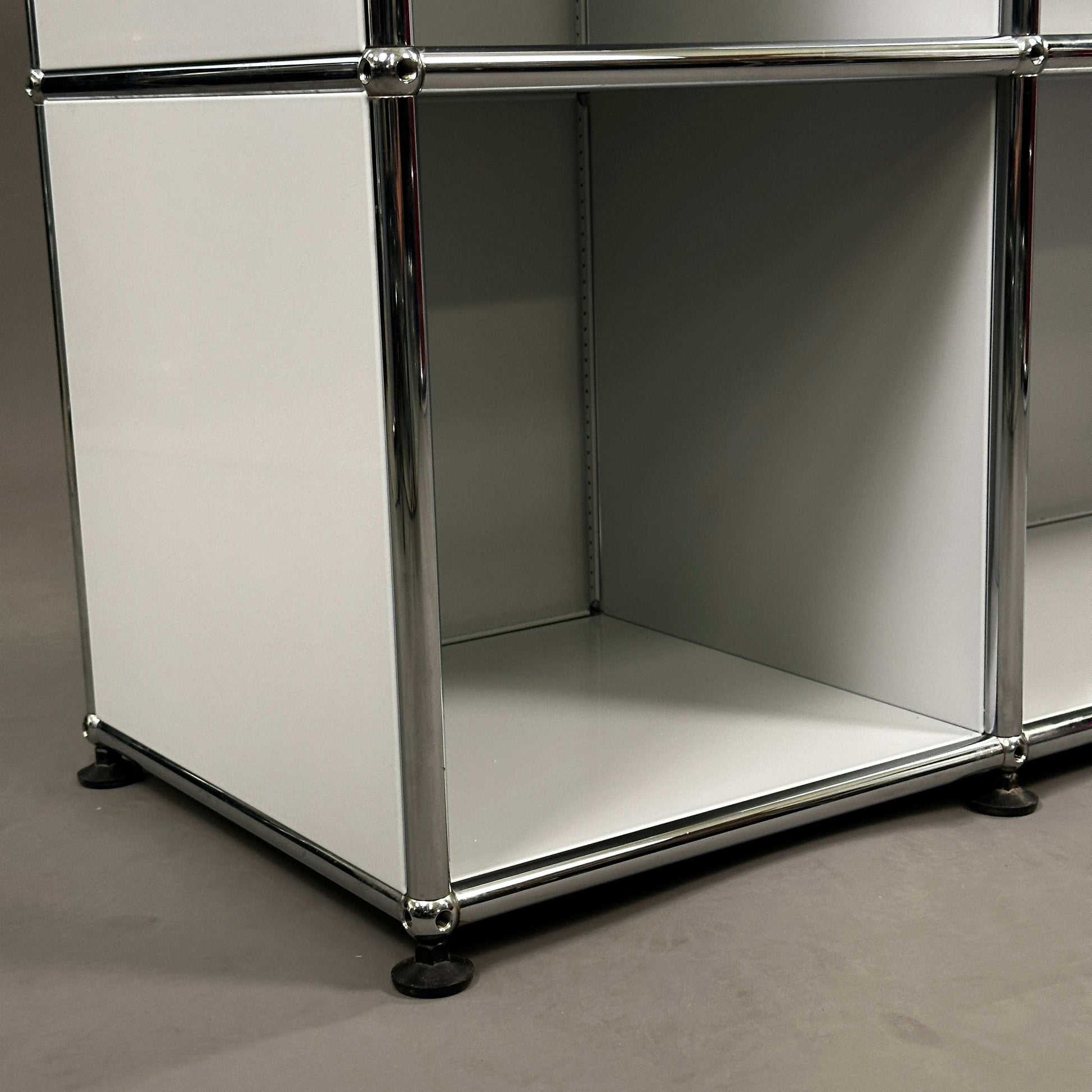 USM Haller Highboard 2x3 lichtgrau mit chromfarbenen Metallrahmen und offenem Fach