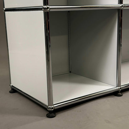 USM Haller Highboard 2x3 lichtgrau mit chromfarbenen Metallrahmen und offenem Fach