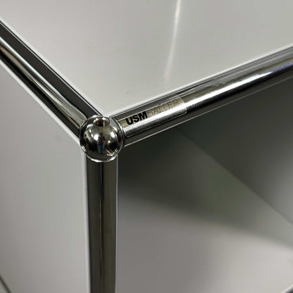 Detailaufnahme USM Haller Highboard lichtgrau mit chrom Rahmen und klarer Markenkennzeichnung