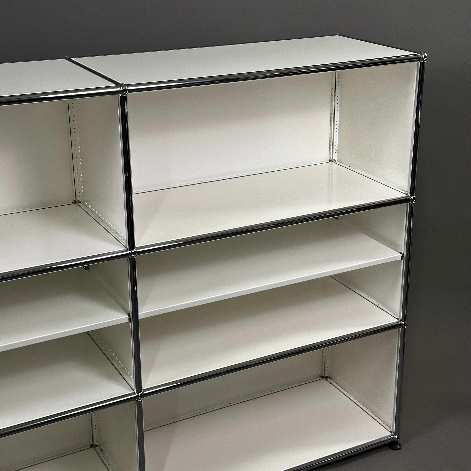 USM Haller weißes Highboard 2x3 mit Zwischentablar und chromrahmen, modernes Regalmöbel, 153x109x38 cm