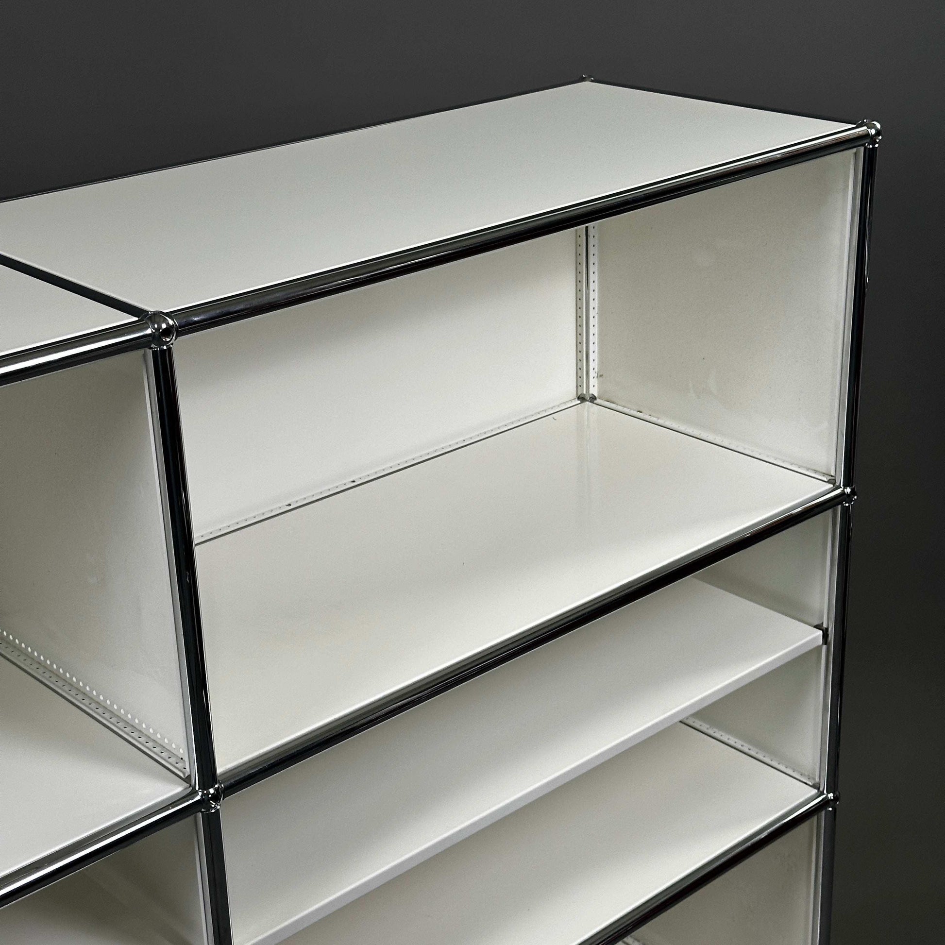 USM Haller weißes Highboard 2x3 mit Zwischentablar und verchromtem Gestell