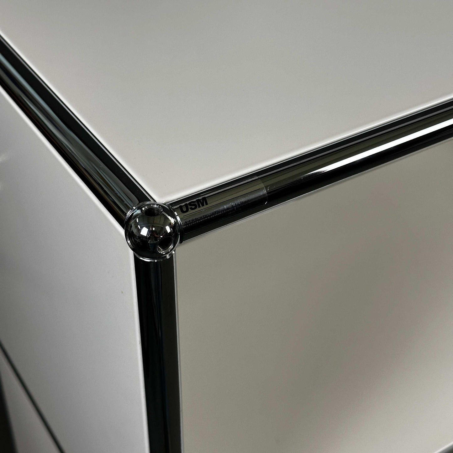 USM Haller Highboard 2x3 weiß mit Zwischentablar und verchromtem Metallrahmen, Detailansicht Ecke