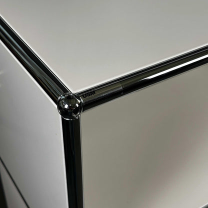 USM Haller Highboard 2x3 weiß mit Zwischentablar und verchromtem Metallrahmen, Detailansicht Ecke
