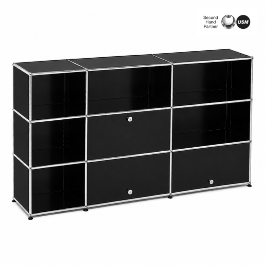 USM Haller 3x3 Highboard in graphitschwarz mit 3 Klappen und 6 offenen Fächern.