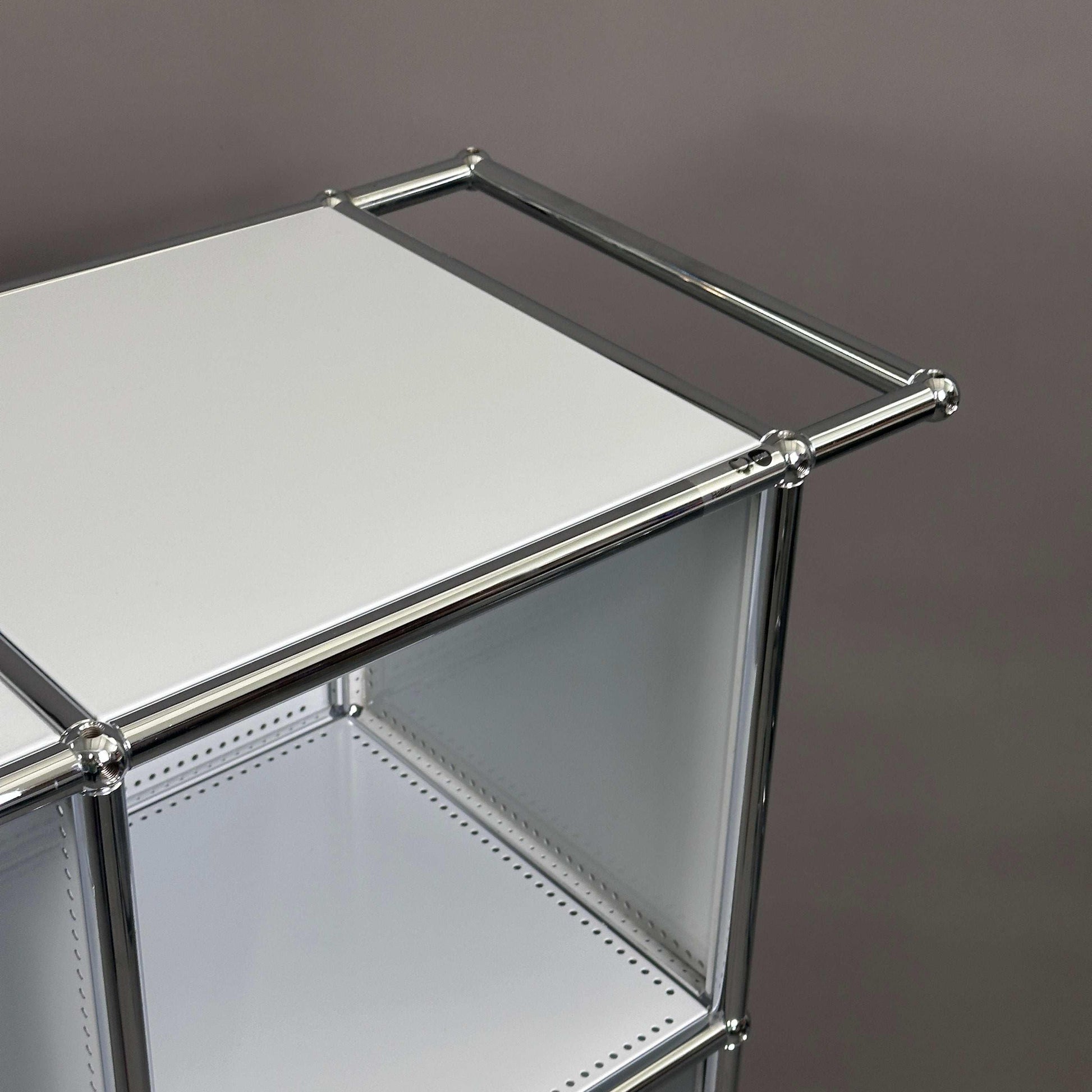 USM Haller Barschrank Servierwagen lichtgrau rollbar mit Griff und Chromrahmen