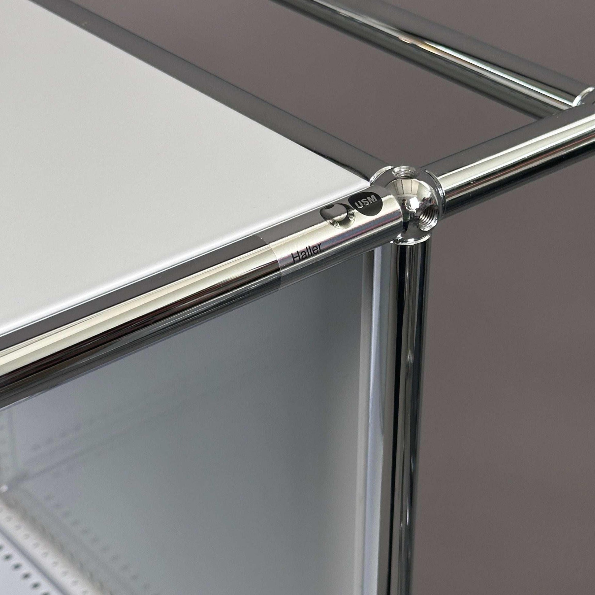 USM Haller rollbarer Barschrank in lichtgrau mit Griff und Metallrahmen