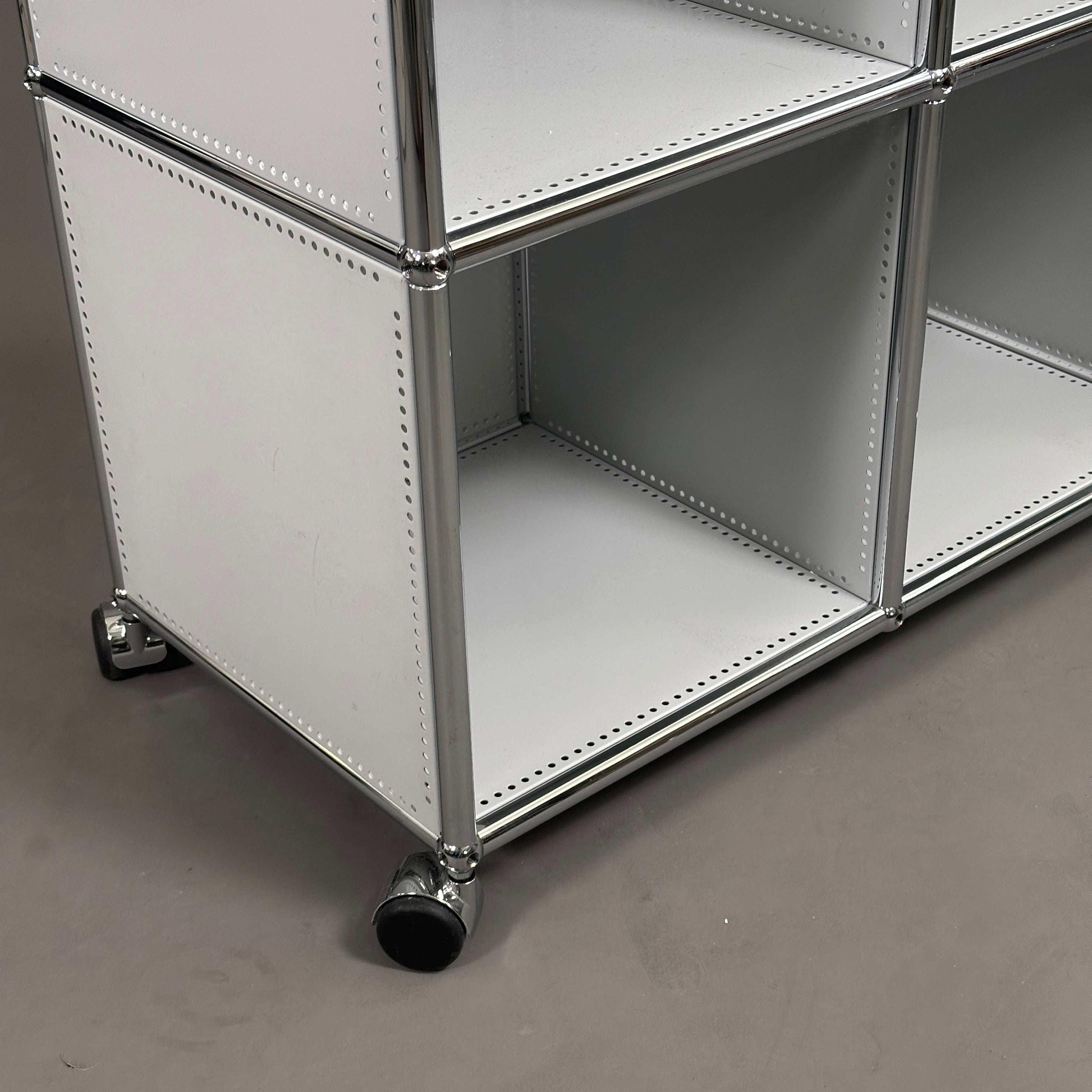 USM Haller Barschrank und Servierwagen in lichtgrau mit Rollfunktion und Griff, moderne modulare Möbelkombination
