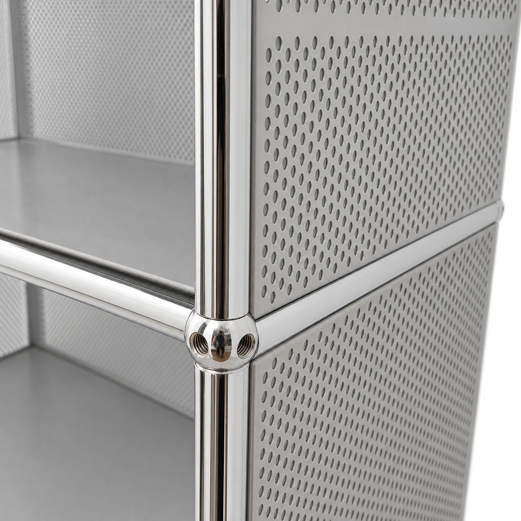 USM Haller Barwagen in Mattsilber mit charakteristischem Chrom-Knotenpunkt und perforierten Seitenwänden.