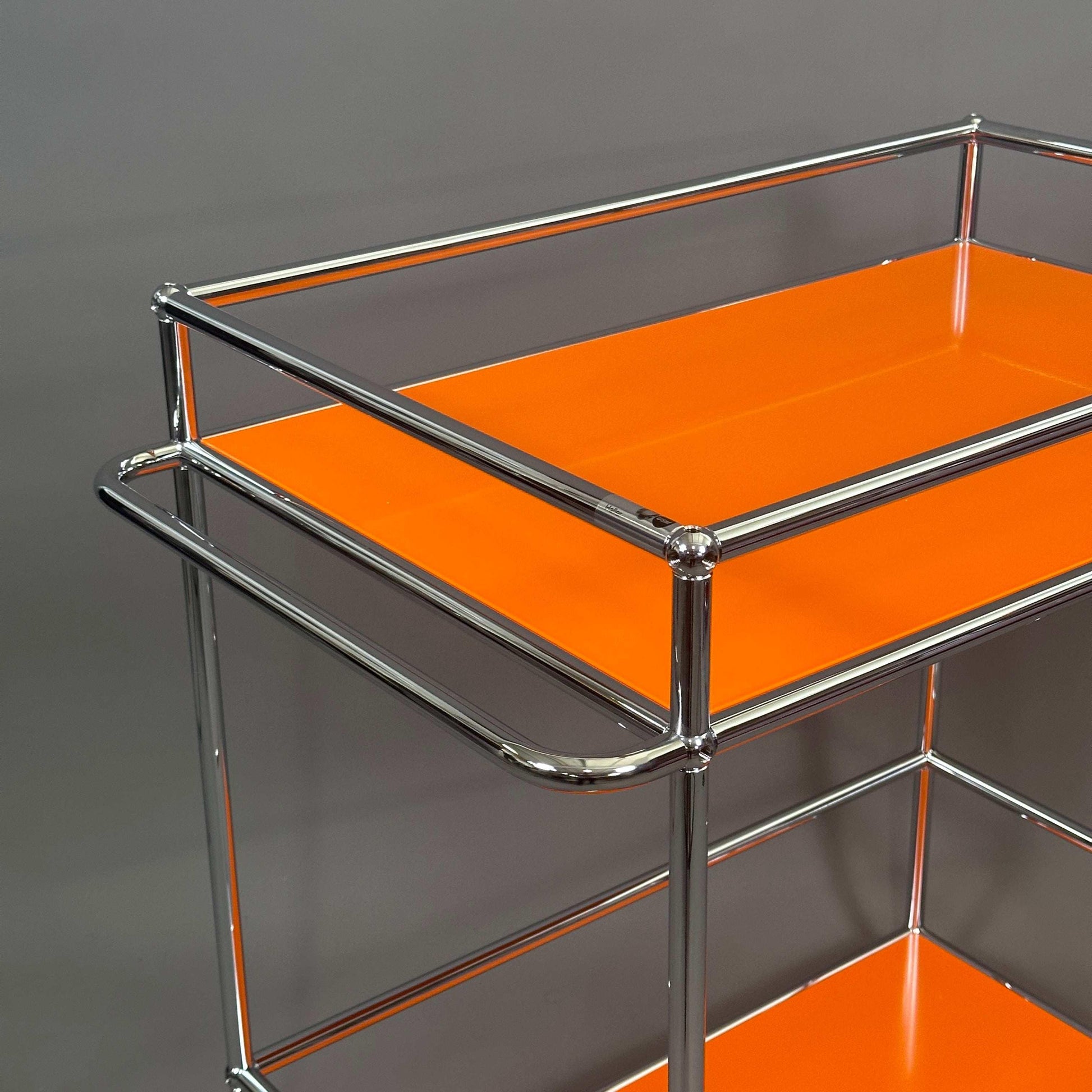 USM Haller Barwagen in reinorange mit Chromrahmen und Rollen, Maße 88x52x86 cm