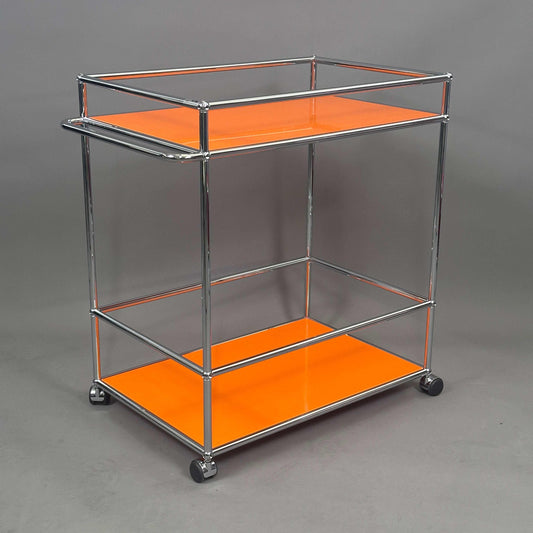 USM Haller Barwagen in reinorange mit Rollen und original Griff, 88x52x86 cm, Servierwagen aus Metallrahmen und orangenen Ablageflächen