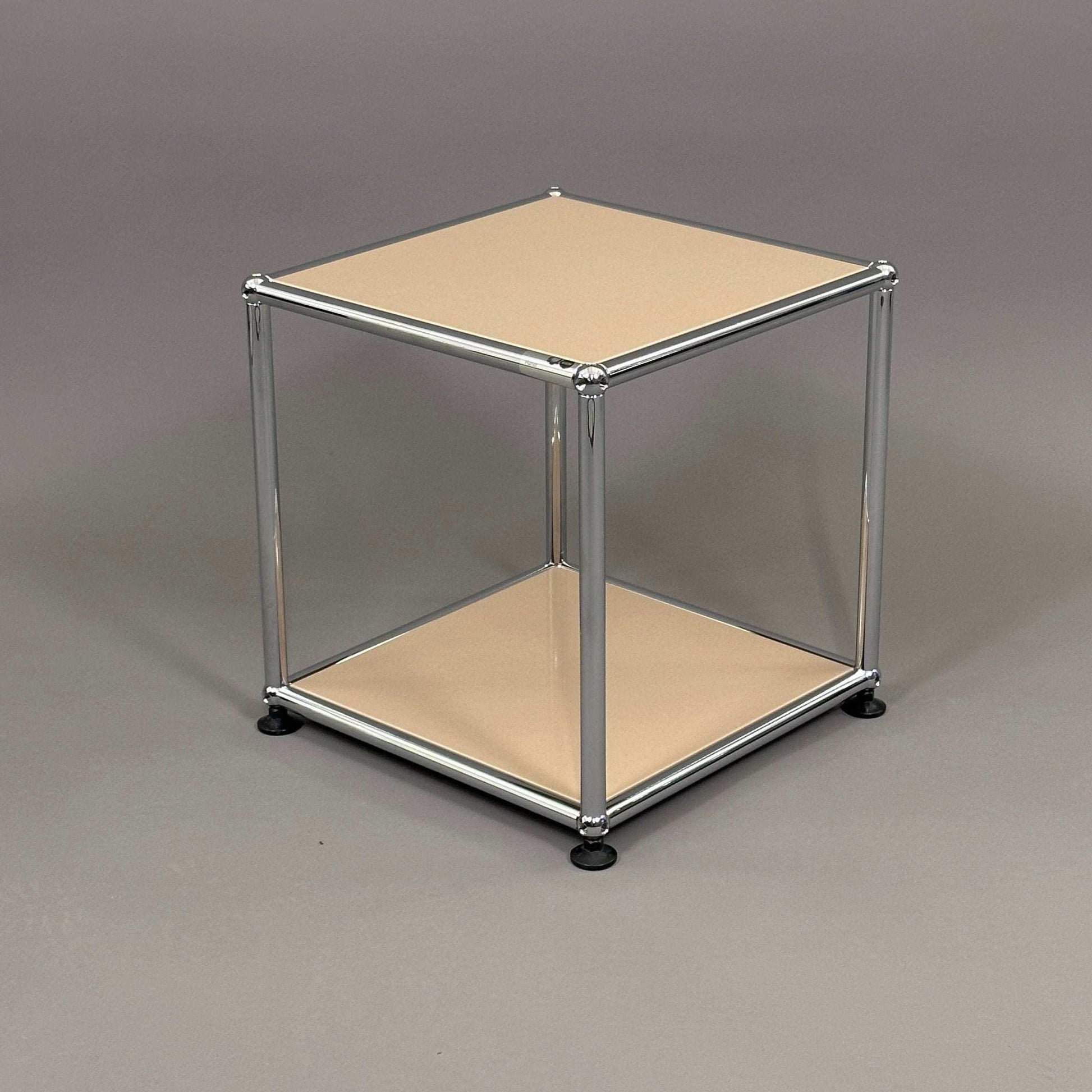 USM Haller Beistelltisch 35x35 cm in Beige mit chromgestell und modernem Design